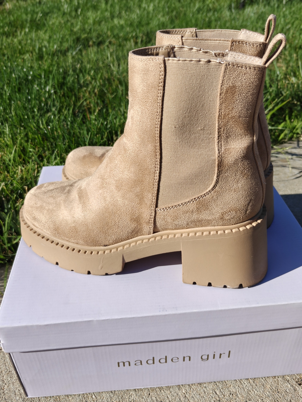Madden Girl Trust Chelsea Boots Tan Faux Suede Lug Sole Platform Size 9M W/ Box